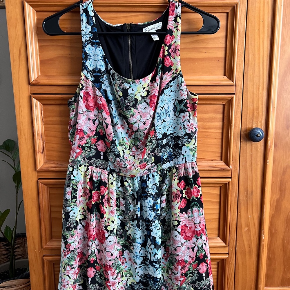 Speechless women’s flowered dress size 5 with back zipper detail